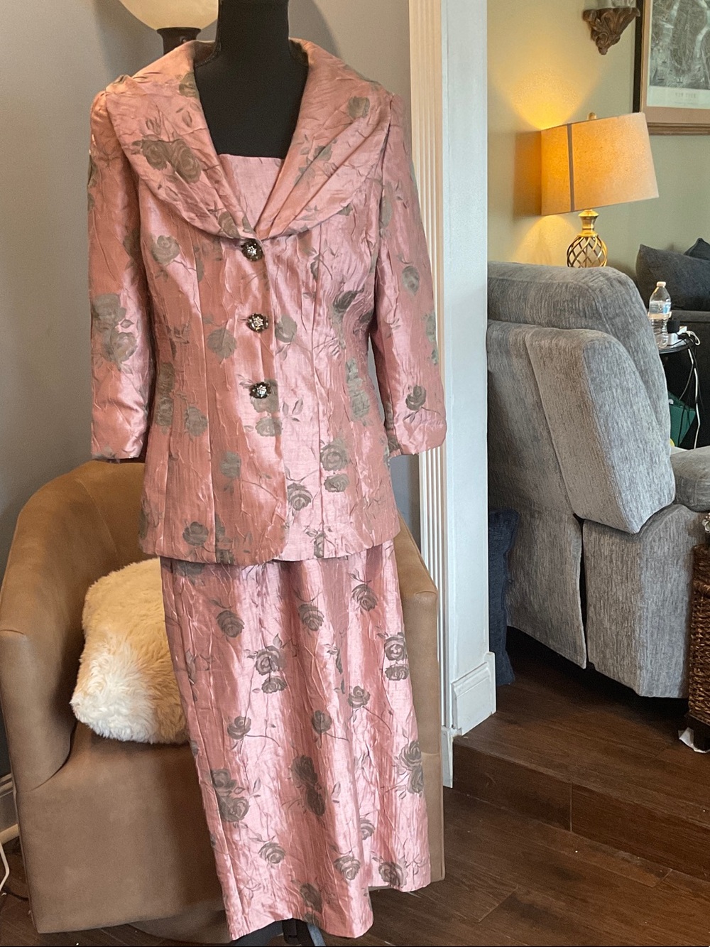 Lily & Taylor Sz 10 Rose & Green Floral Suit EUC MSRP $300